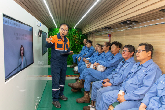 폭염 기간 포스코 근로자들이 '찾아가는 안전버스'에서 교육을 듣고 있다. 포스코